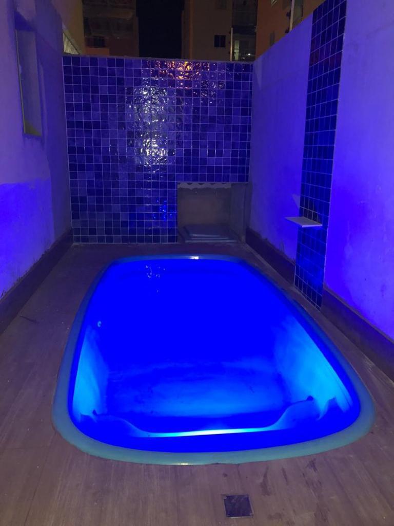 Piscina compacta com iluminação LED e parede de mosaico