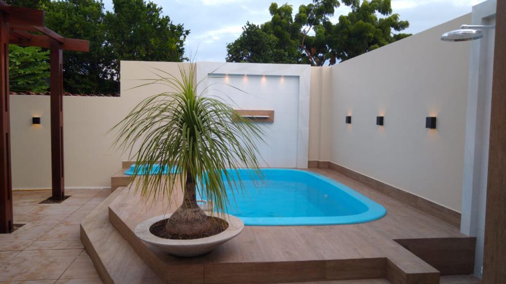 Piscina com spa integrado, pergolado e chuveiro